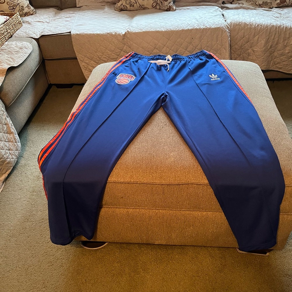 New York Vintage Adidas sweat pants w/zip lower leg opening size 2xl “OLD LOGO”